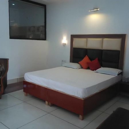 Hotel Kings Retreat Патіала Екстер'єр фото