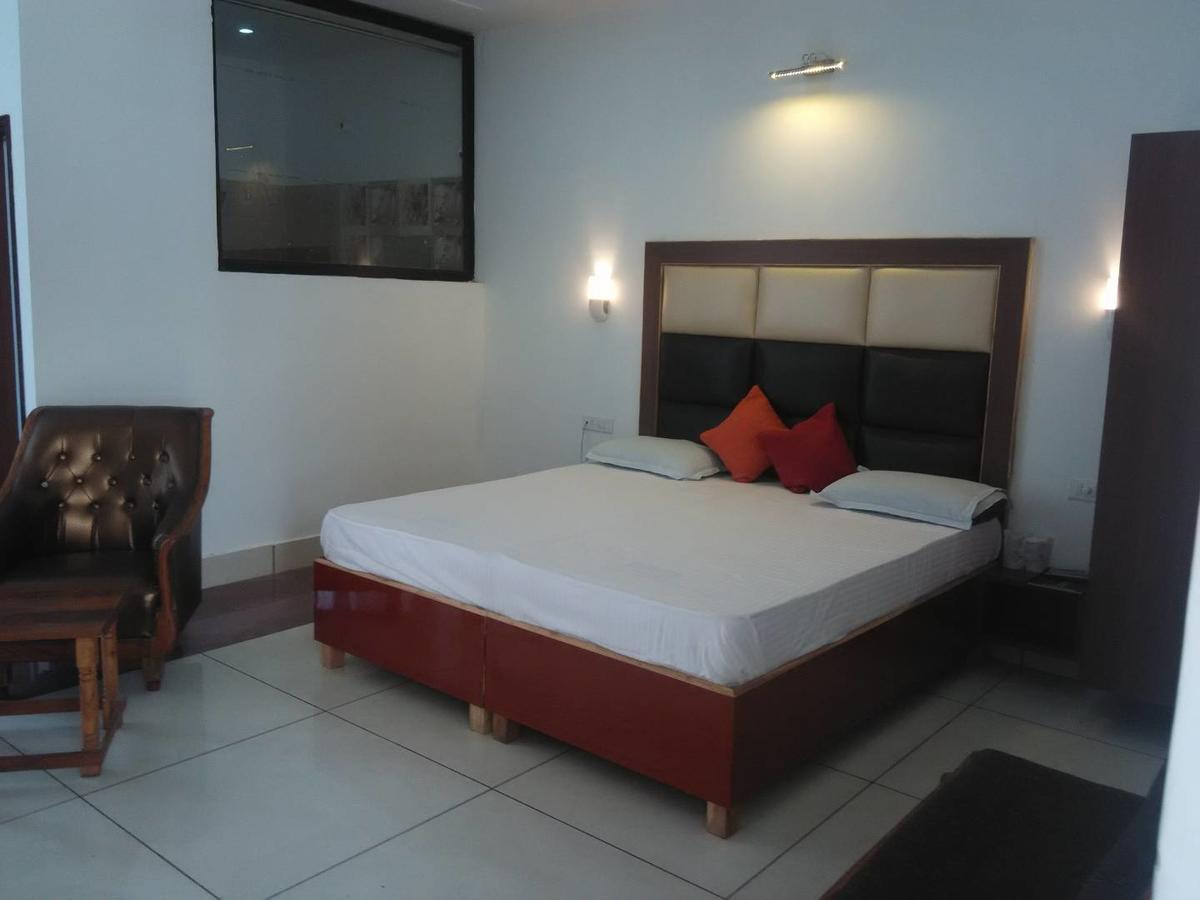 Hotel Kings Retreat Патіала Екстер'єр фото
