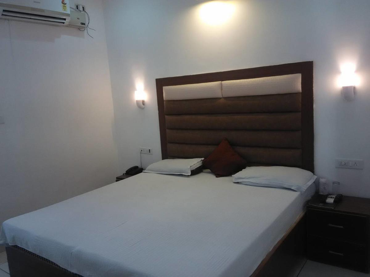 Hotel Kings Retreat Патіала Екстер'єр фото
